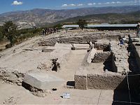 Крупные строительные плиты и блоки. (фото - http://www.rpp.com.pe/2012-06-30-ayacucho-presentan-nuevos-hallazgos-en-el-complejo-arqueologico-wari-foto_497149_3.html#foto by Dirección Regional de Cultura Ayacucho )