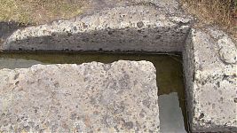 Акведук Комбемайо (слева фото - http://hidraulicainca.com/cajamarca/canal-cumbemayo/ ; по центру фото - http://wiki.sumaqperu.com/es/Archivo:Acueductos by Oskitar; справа фото - http://hiddenincatours.com/photo-sets/ancient-and-odd-cumbemayo-aqueduct-of-cajamarca-peru/ by Hidden Inca Tours)