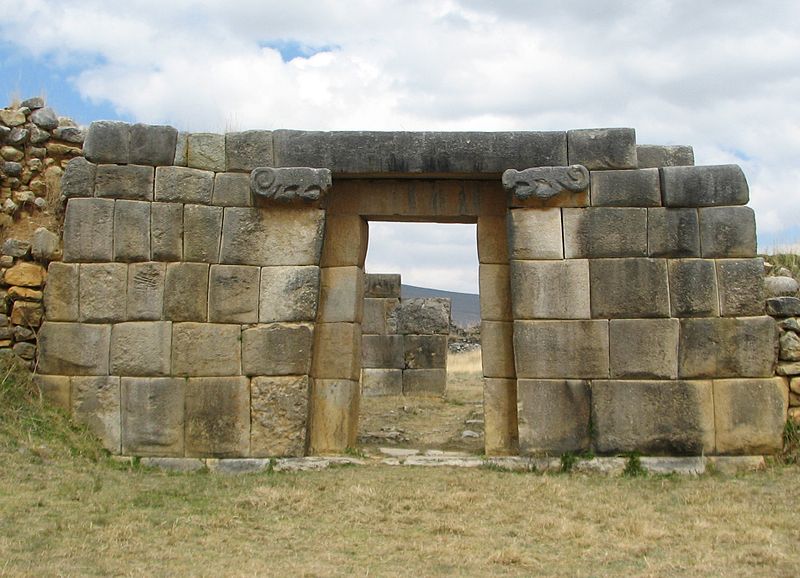 Рис.2 Трапециевидные «врата инков». (фото - http://commons.wikimedia.org/wiki/File:Hu%C3%A1nuco_Pampa_Archaeological_site_-_doorway.jpg by AgainErick)