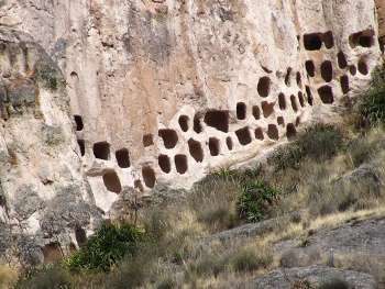 Окна в Акобамбе (фото - http://www.deperu.com/cultural/sitios-arqueologicos/restos-arqueologicos-de-allpas-2740 )