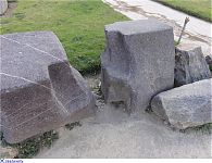 Составные блоки полигональной кладки оказавшиеся у подножия террас. (фото - http://laiforum.ru/viewtopic.php?f=51&t=86 автор - prosvet222)