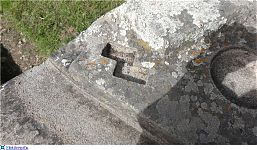 Треснувший камень, вид сверху (фото - http://forum.lah.ru/forum/72-5223-1#174841 автор - prosvet222)